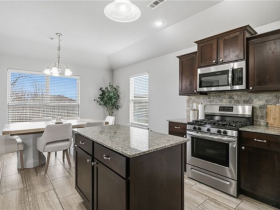 4th image of 960 Silverthorn Dr