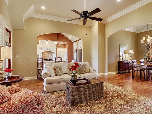 4th image of 309 La Villa Cir