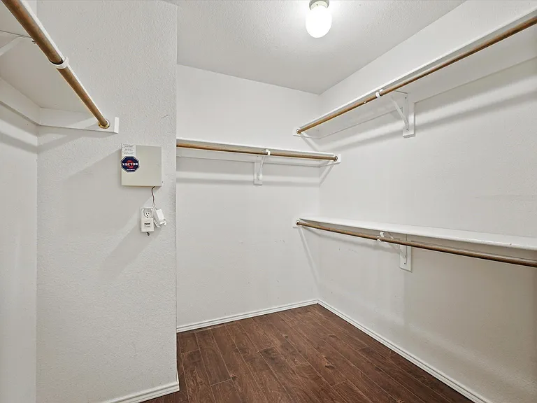 4702 Grovetree Ln — Photo 9
