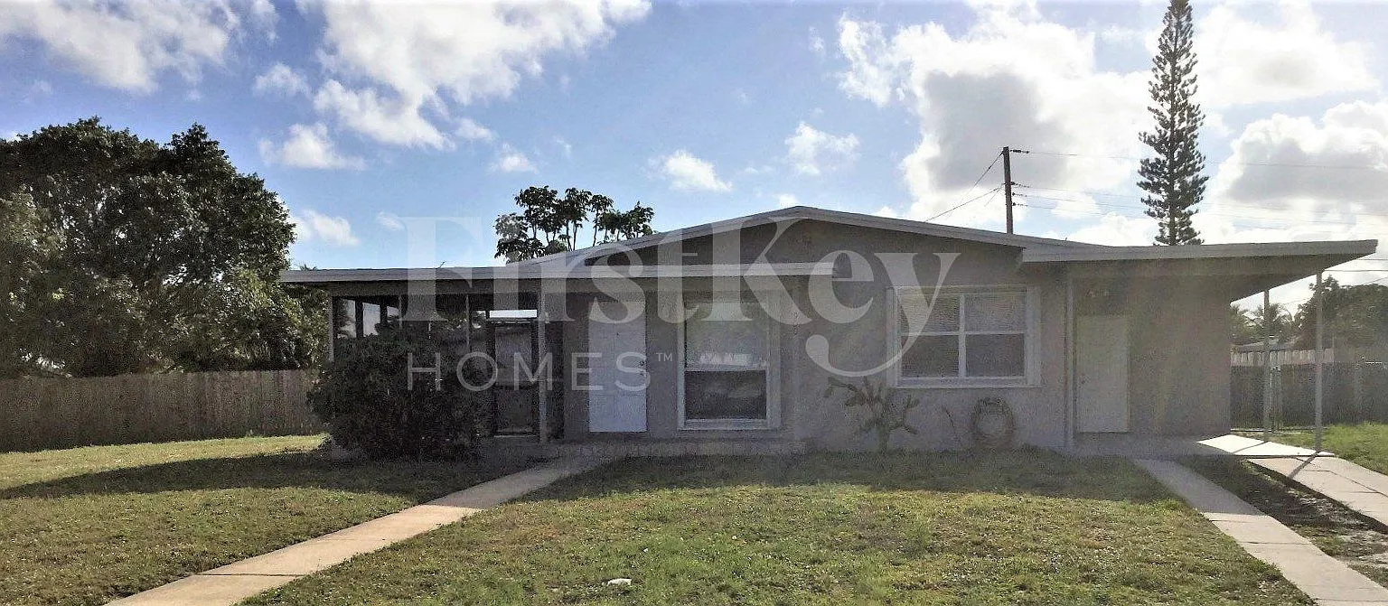 3 bed, 1.0 bath, 925 sqft, $2,075 — Photo 1
