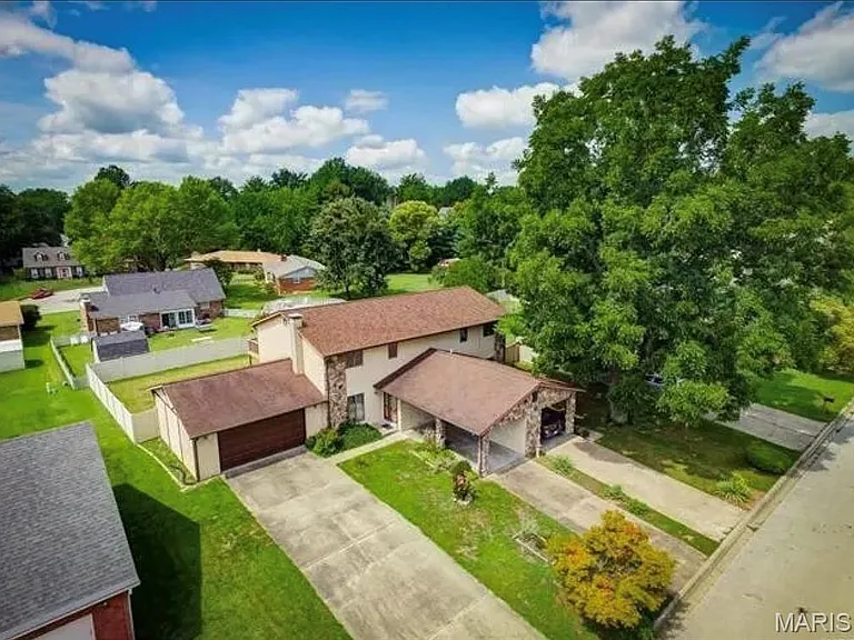 307 Britanna Dr — Photo 2