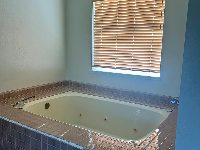 806 Isbel Ct — Photo 14