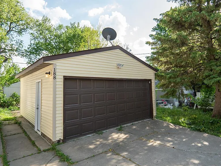 188 Wyoming St E — Photo 2