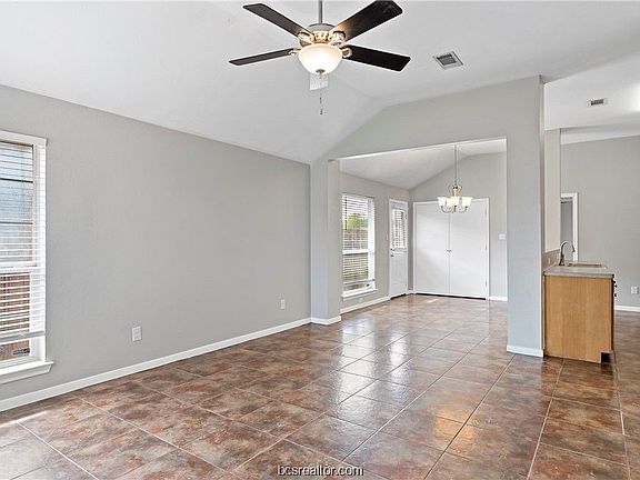 4th image of 909 Bougainvillea St
