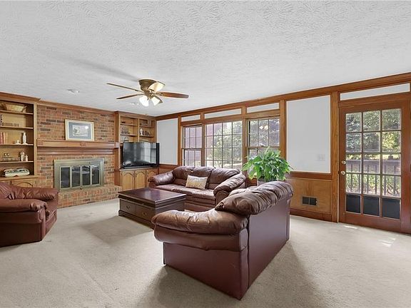 3rd image of 3856 Cynthia Way SW
