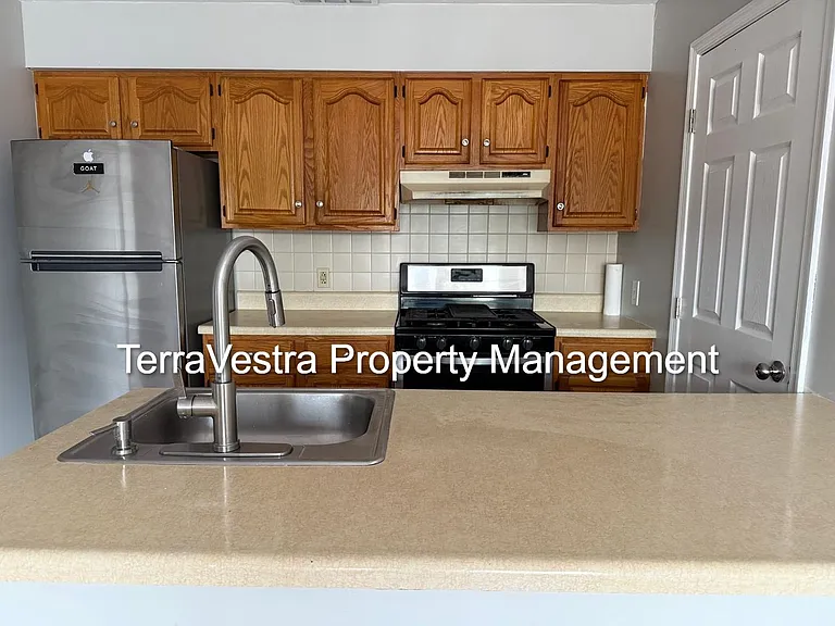 176 N Broadway — Photo 3