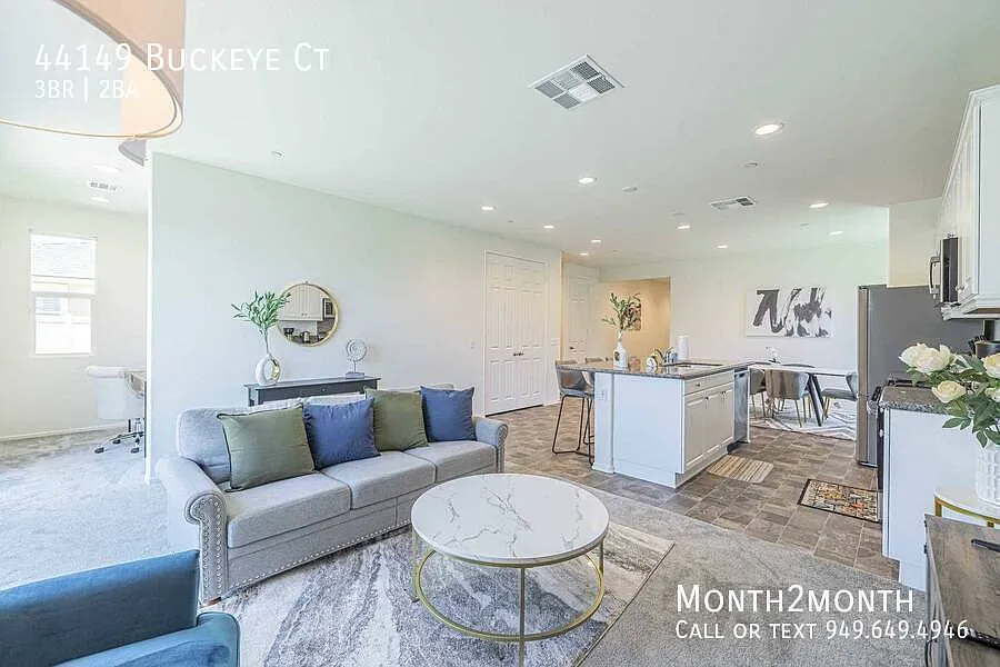 Modern Life On Buckeye Ct — Photo 2