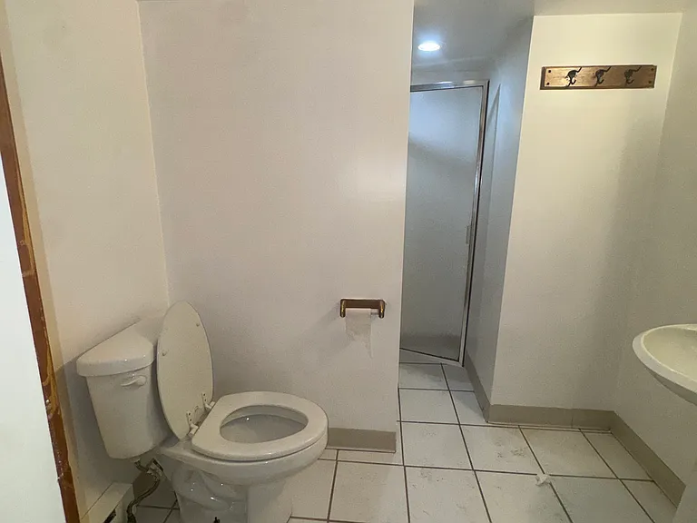 174 Carey Ave #BASEMENT — Photo 5