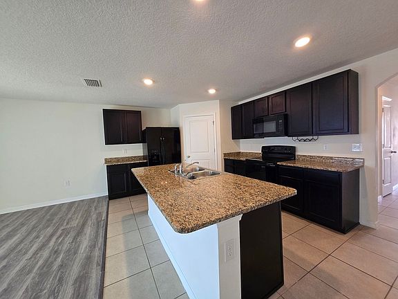 4th image of 887 NW 250th Dr