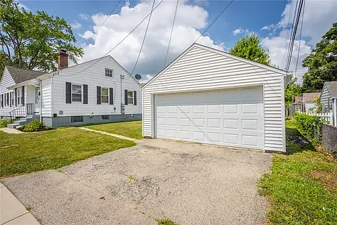 3121 Delaine Ave — Photo 2
