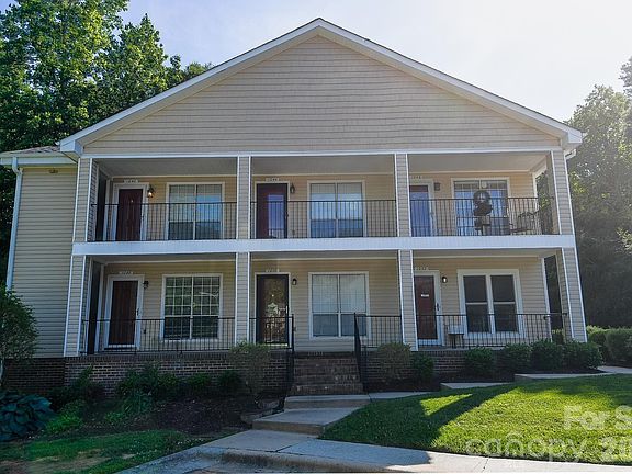 3rd image of 1046 Surry Ln