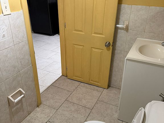3rd image of 201-42 119th Ave #Basement