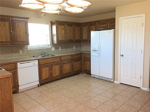 5th image of 329 Hacienda Dr