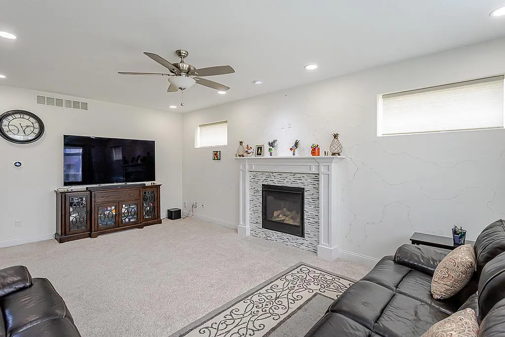 4 bed, 3.5 bath, 2313 sqft, $3,400 — Photo 4