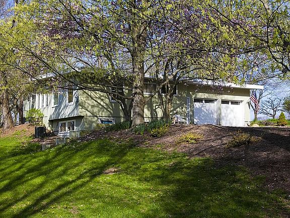 4th image of 208 Parkway Dr