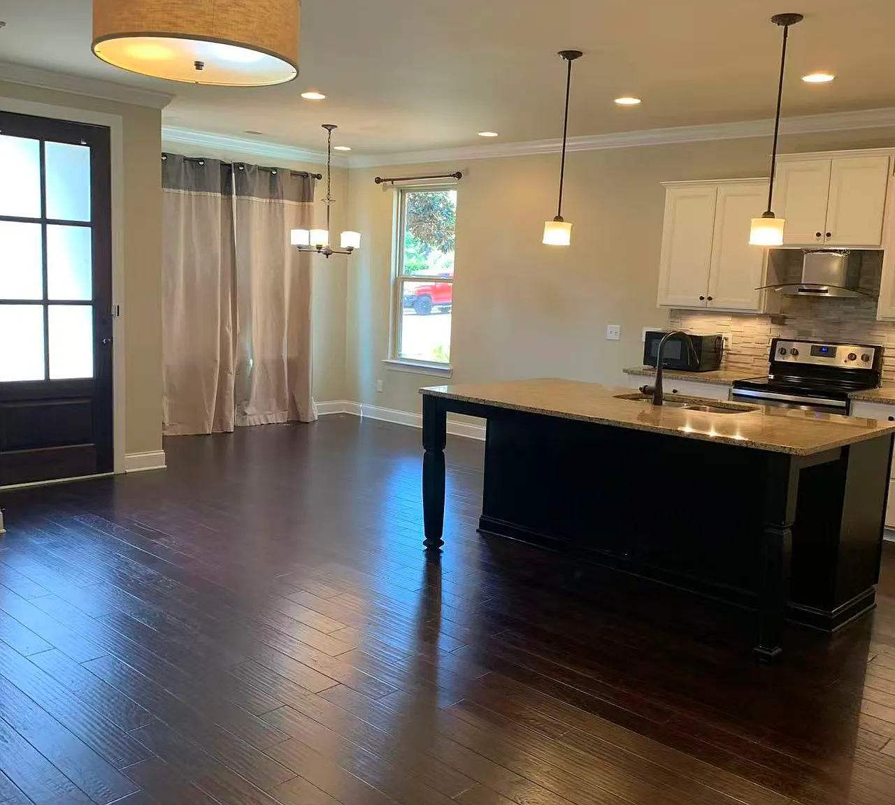 4 bed, 2350 sqft, $2,600 — Photo 3