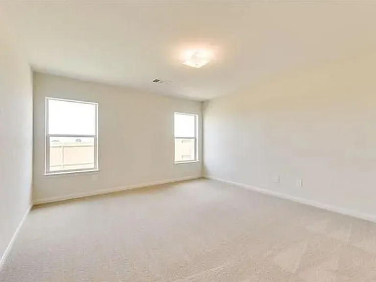 1323 Chapman Dr — Photo 4