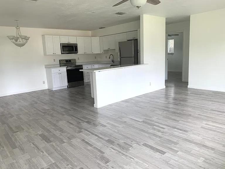 2219 SE 13th St — Photo 5