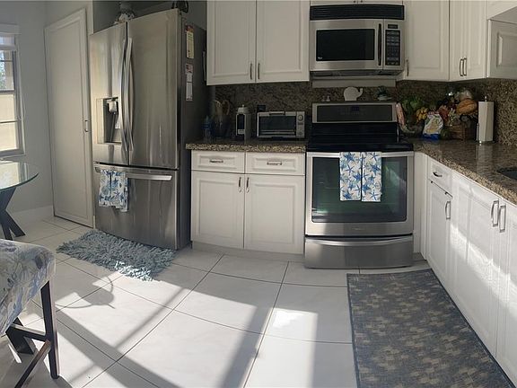 4th image of 1011 SW 125th Ave #207M