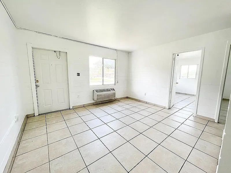2 bed, 1.0 bath, $980 — Photo 2