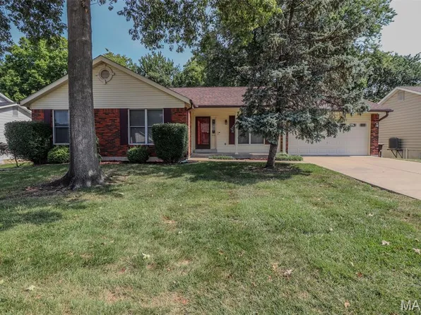 1076 Shallowbrook Dr, Saint Peters, MO 63376