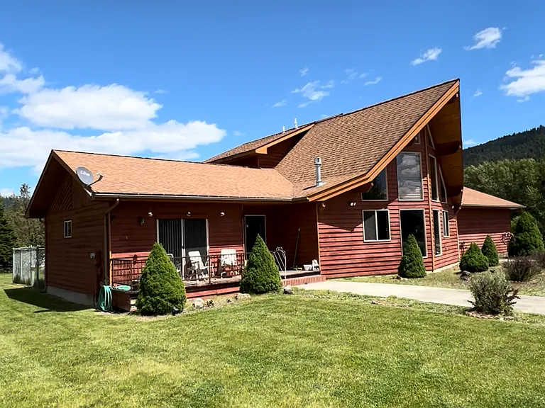 395 Edgewater Dr — Photo 2