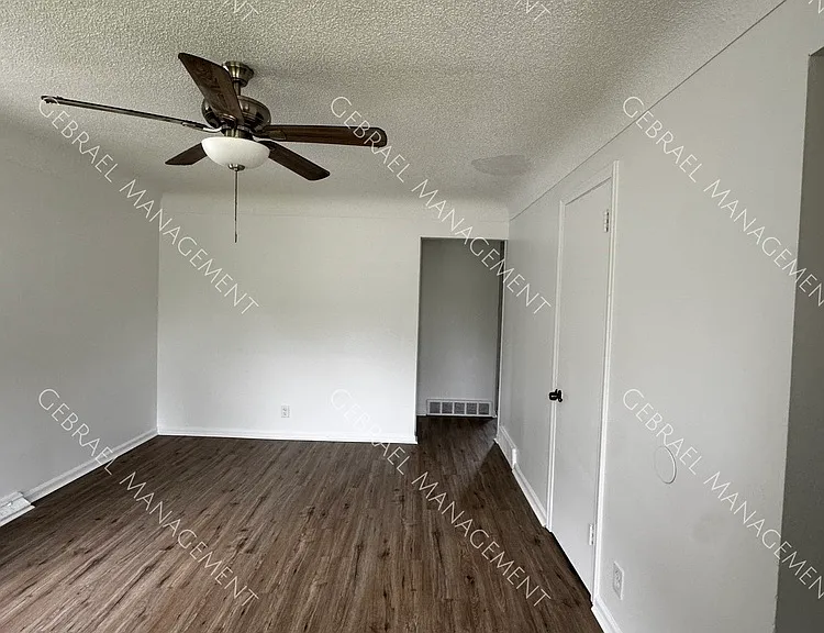 1221 Barney Ave — Photo 10