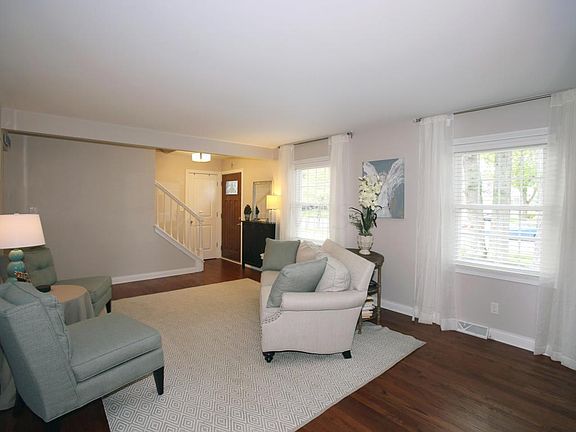 5th image of 215 Abbot Ave