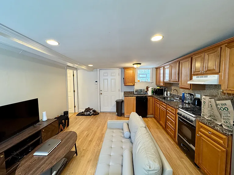 1945 N Lincoln Ave #CH2 — Photo 3