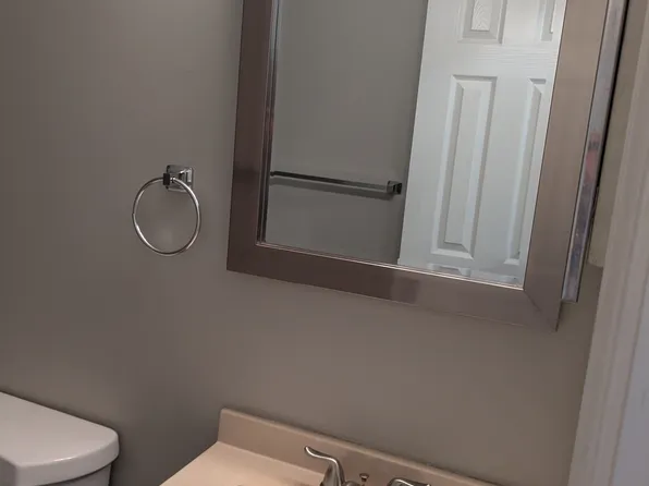 1121 Poplar St #B-30, Fenton, MI 48430