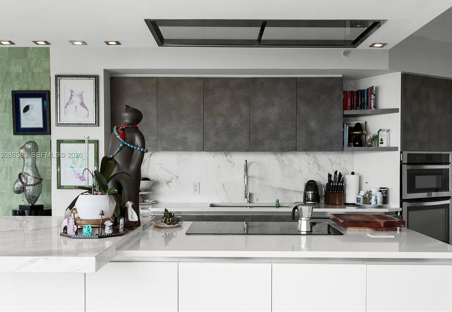Bristol Tower Condo — Photo 4