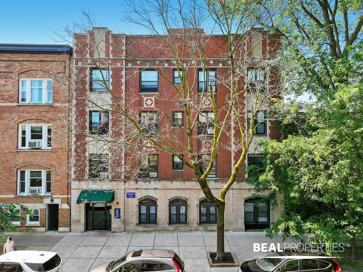 635 W Barry Ave — Photo 2