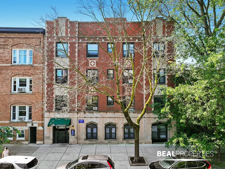 635 W Barry Ave — Photo 2