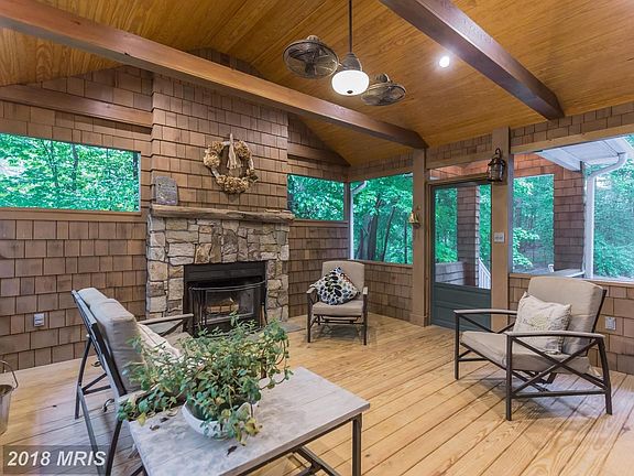 Awesome screened porch w/ FP