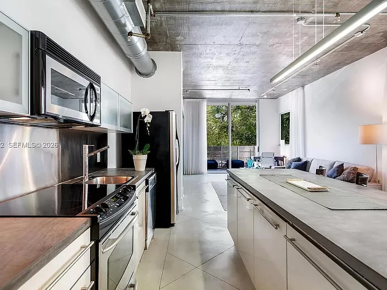 1700 Meridian Ave #208 — Photo 4
