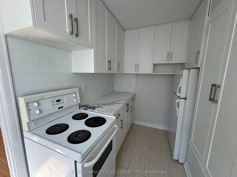 38 Strathgowan Ave #UPPER — Photo 7