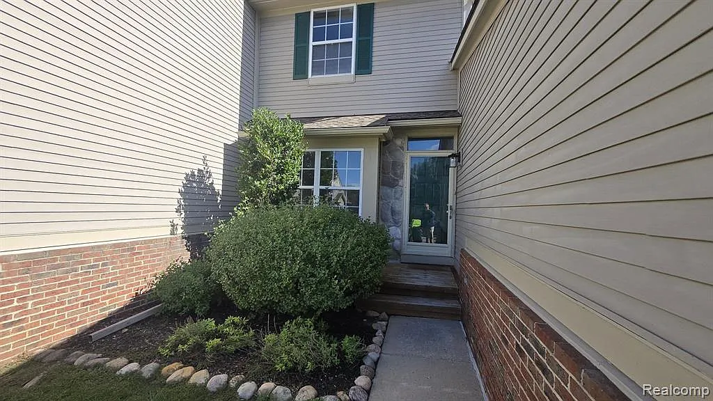 2 bed, 2.5 bath, 1324 sqft, $2,295 — Photo 2