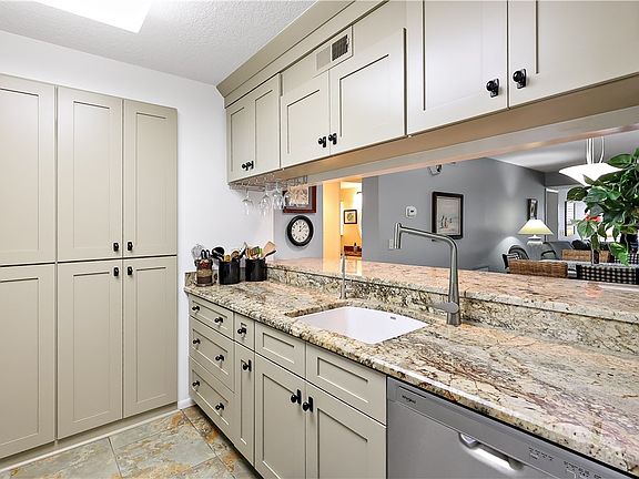 4th image of 27 Plantation Dr APT 201