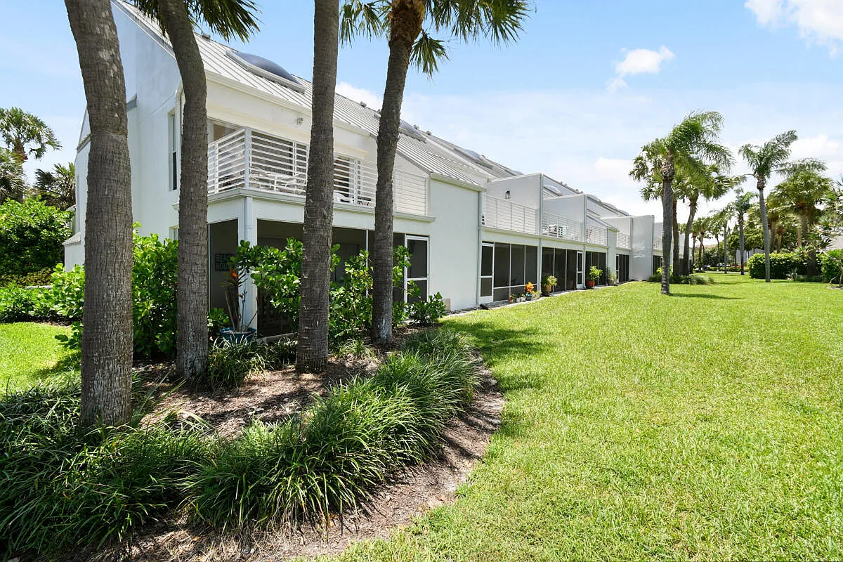 2 bed, 2.0 bath, 1026 sqft, $2,200 — Photo 2