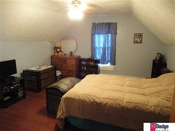5th image of 420 E 9th St