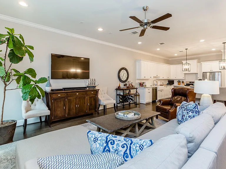 2413 Detering St — Photo 4