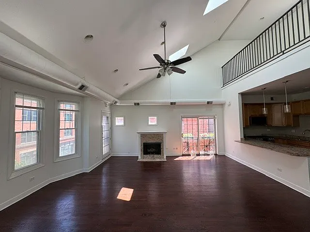 811 W Superior St #4 — Photo 3