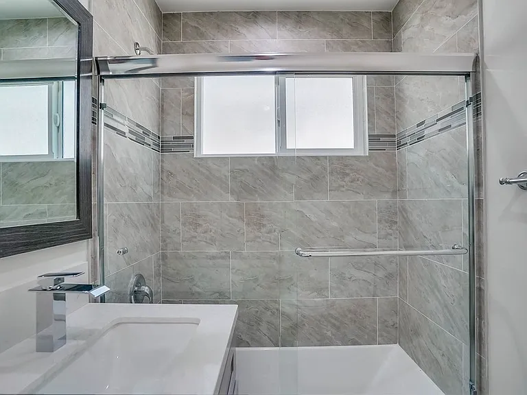 Secure, Stylish Property Near Leimert Park & Baldwin Hills — Photo 16