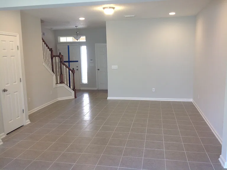 498 Richmond Dr — Photo 2
