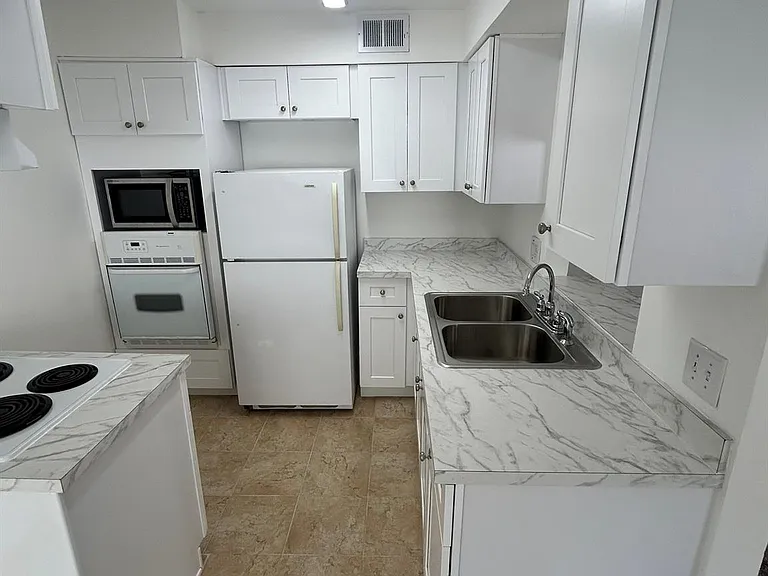 2318 Dorrington St #3 — Photo 10