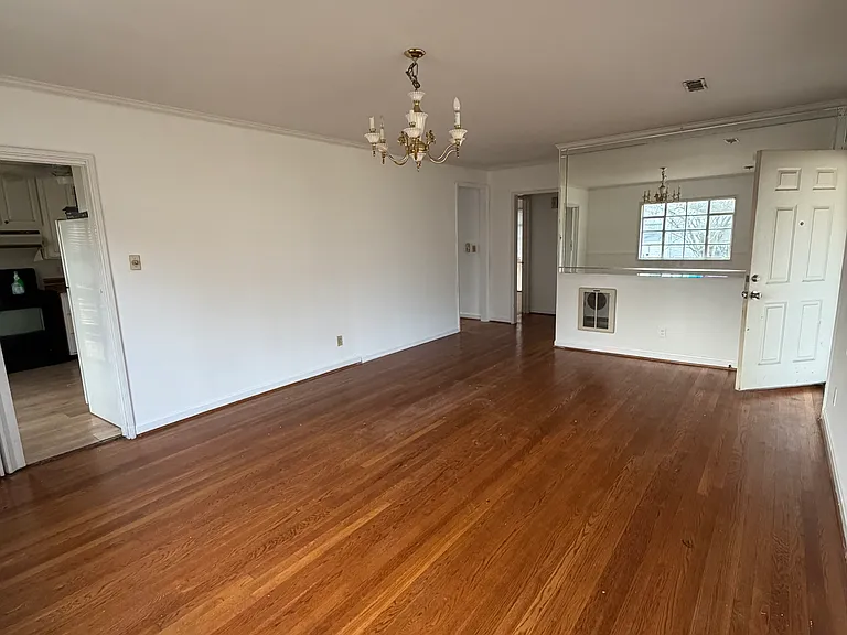 1960 Mountain Dr — Photo 2