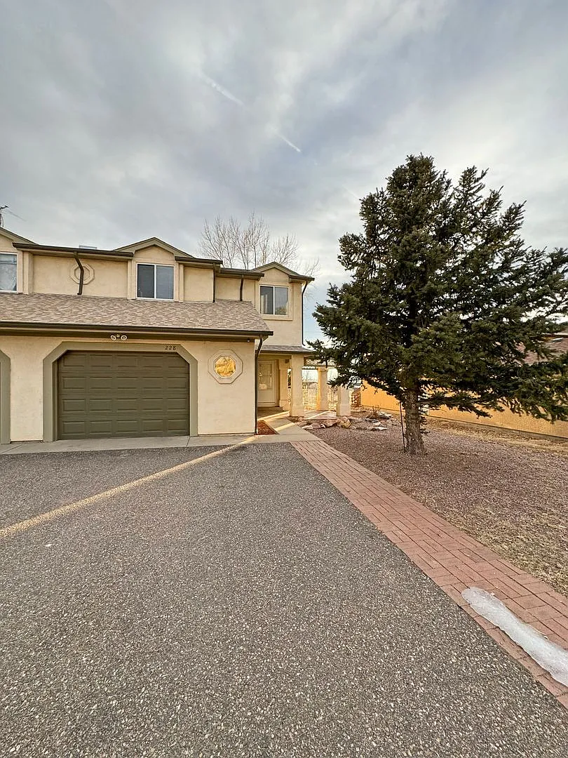 Elbow Dr W 228-230 — Photo 2