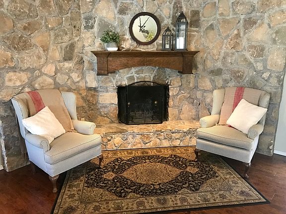 2nd image of 525 Valley Dr