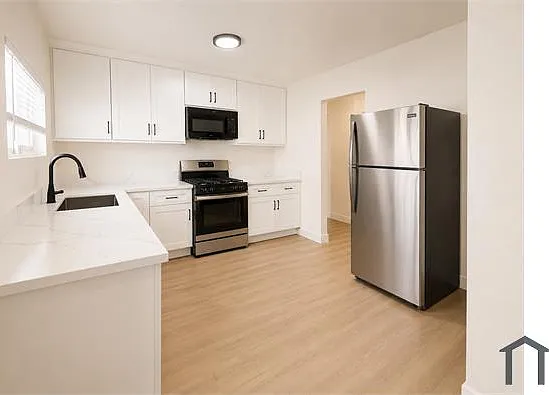240 W 61st St — Photo 4