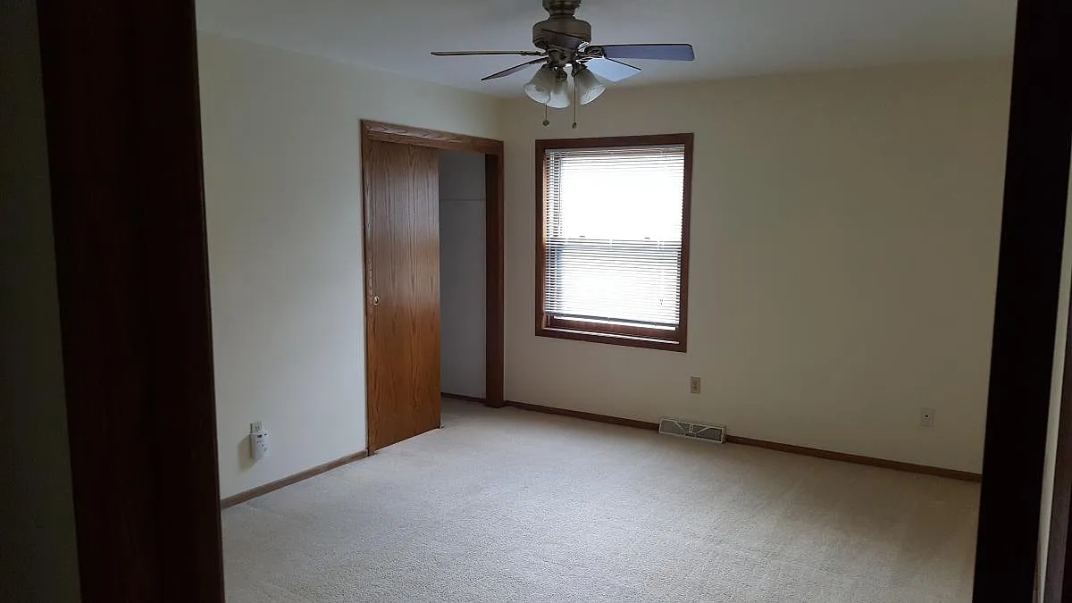 4 bed, 2300 sqft, $2,500 — Photo 3